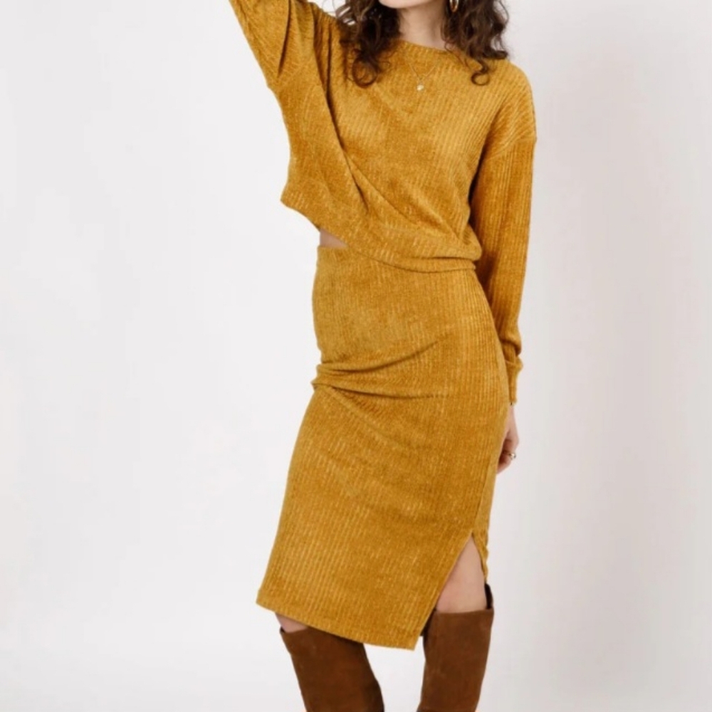 ❤️‍🔥Gold Ribbed Velvet Pullover - Picture 4 of 7